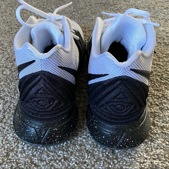 Basketball Shoes 🏀 - Picture 3 of 5